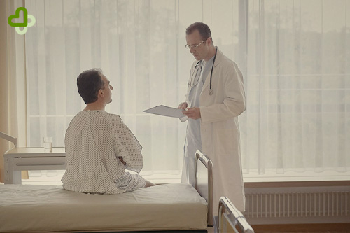 Врач разговаривает с мужчиной в стационаре клиники